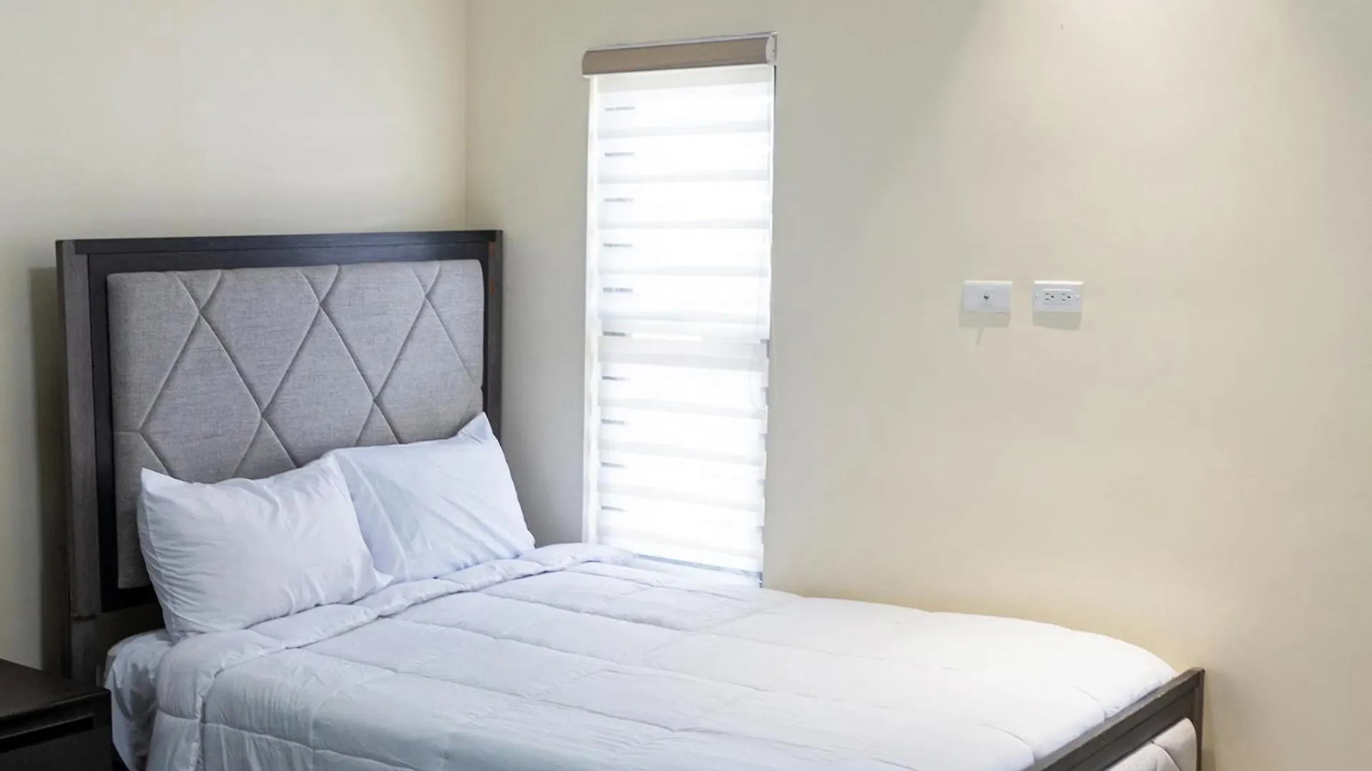 Ms. T'S Paradise @ Pyramid Point Ocho Rios Vakantiehuis